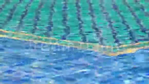 泳池里的流水高清视频的预览图