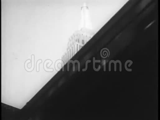 从高架火车下面看帝国大厦视频的预览图