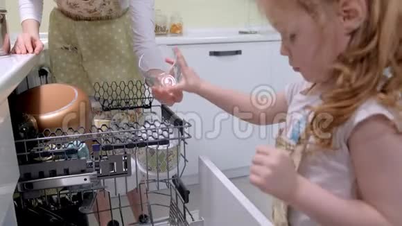 那个女孩帮我妈妈把盘子从洗碗机里拿出来视频的预览图