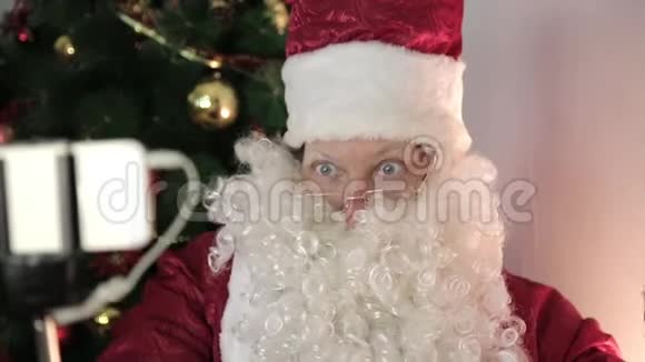 圣诞老人给自己拍照视频的预览图