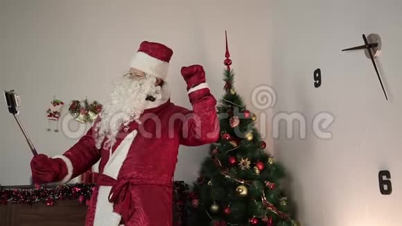 圣诞老人给自己拍照视频的预览图