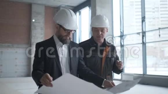 两名工程师在施工和咨询建筑项目两名工程师视频的预览图