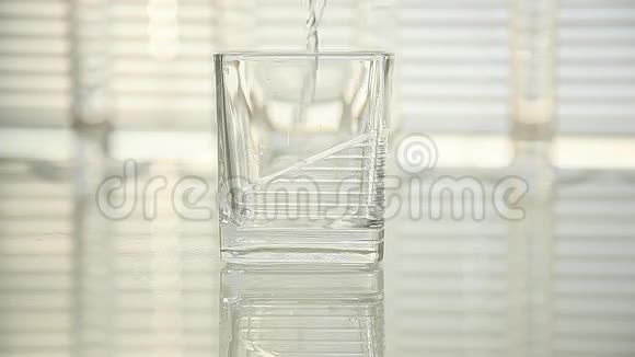 纯水倒入玻璃杯中特写视频的预览图