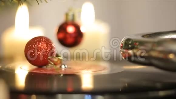 一个古老的留声机在圣诞树下演奏视频的预览图