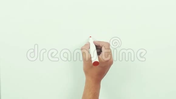 手绘蜡笔心形隔离在白板上视频的预览图