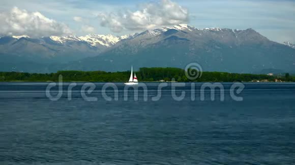 意大利皮埃蒙特的维佛罗内湖和阿尔卑斯山视频的预览图
