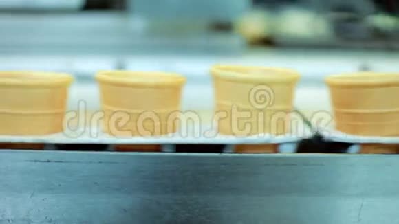 食品生产线华夫饼锥生产线传送带上的瓦夫杯视频的预览图