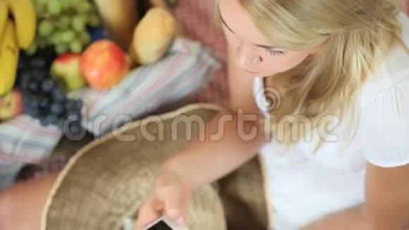 在智能手机上野餐的女人视频的预览图