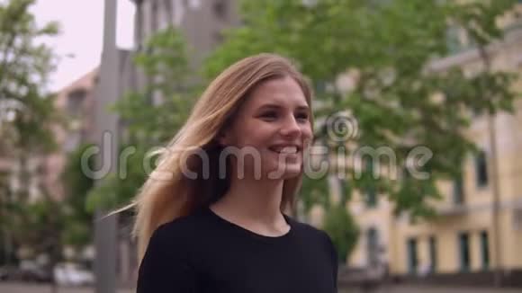 快乐微笑的城市游客视频的预览图