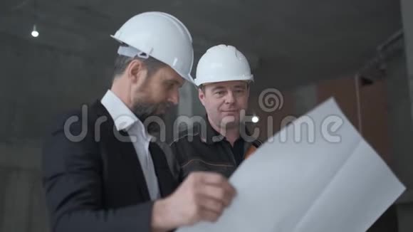 两名工程师在施工和咨询建筑项目两名工程师视频的预览图