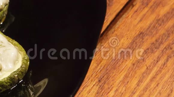 西葫芦小吃配蒜蓉酱在烤箱中煮熟视频的预览图