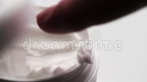 白色温和化妆品奶油手指宏观特写视频的预览图