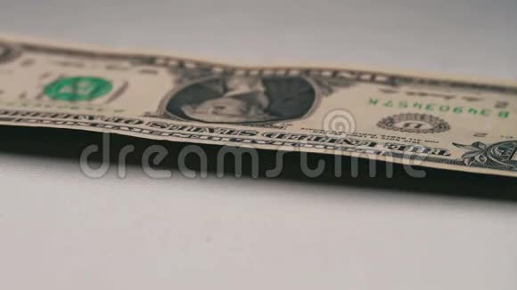 许多小的美元钞票都落在桌子上白色背景的宏观上关闭了视频的预览图