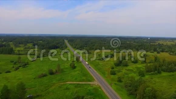 无人机在绿色森林中的高速公路上飞行视频的预览图