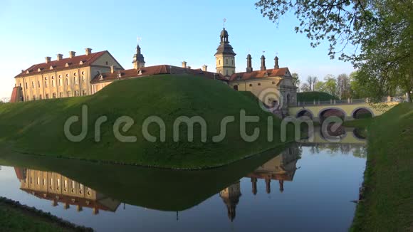 五月的早晨在尼斯维兹城堡白俄罗斯视频的预览图