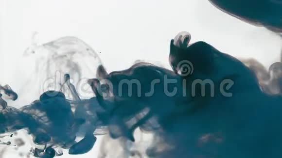深灰色和蓝色的烟雾从左向右流动形成蜗壳和漩涡向右生长水平移动视频的预览图
