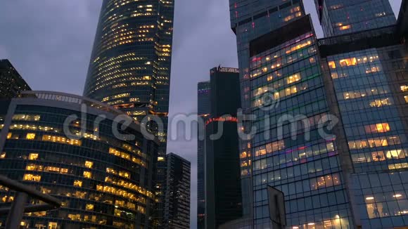 国际商务中心工作24小时高层建筑晚上办公灯光视频的预览图