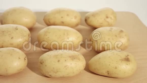木板上的土豆视频的预览图