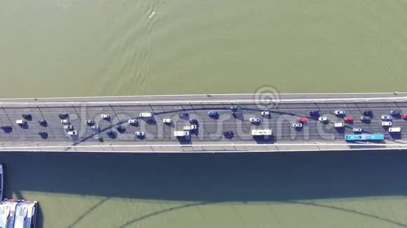 多瑙河对岸伊丽莎白桥的鸟瞰图视频的预览图