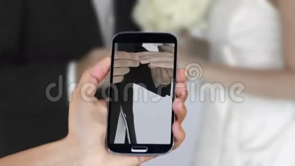 在智能手机上展示婚礼剪辑的手视频的预览图