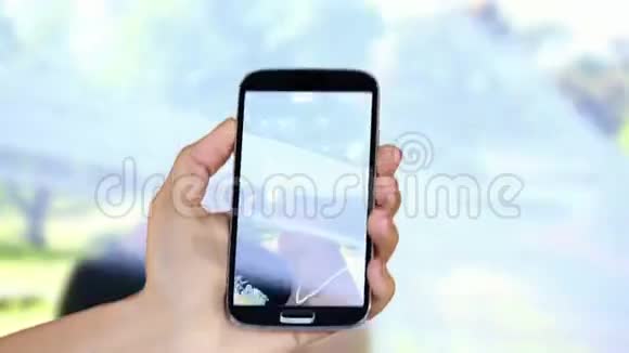 在智能手机上展示婚礼剪辑的手视频的预览图