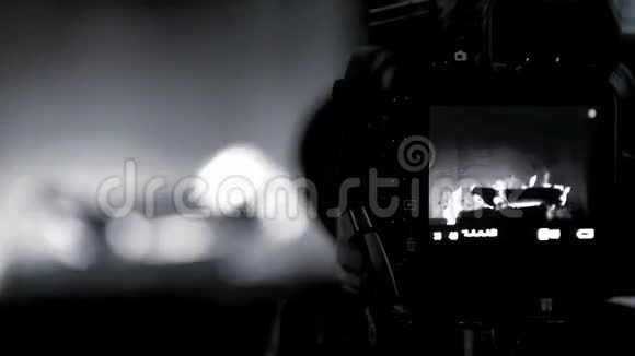 一段黑白相间的镜头拍摄视频壁炉里着火了视频的预览图
