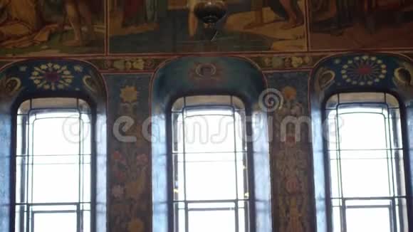 教堂里的吊灯和壁画圣彼得堡大教堂内华丽而古老的雕像视频的预览图
