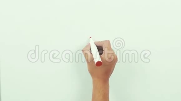 手绘蜡笔心形隔离在白板上视频的预览图