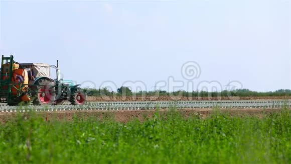农田灌溉设备耕地农业灌溉视频的预览图