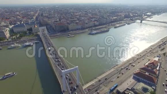 多瑙河对岸伊丽莎白桥的鸟瞰图视频的预览图