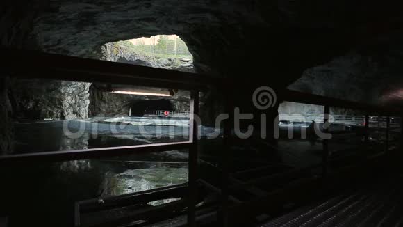 在大理石洞的地下湖上的潘顿路视频的预览图