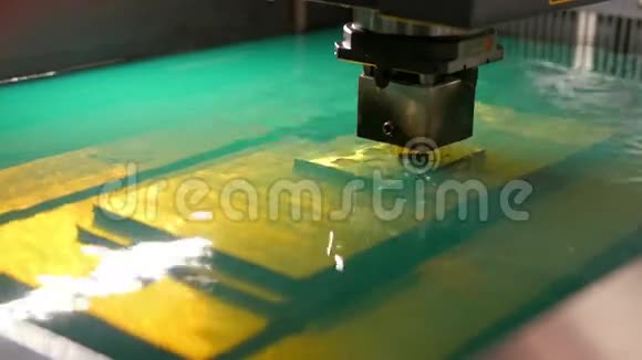 自动工厂水中钣金工艺切割正面视图视频的预览图