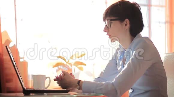 野心勃勃的女商人在她的笔记本电脑上打字视频的预览图