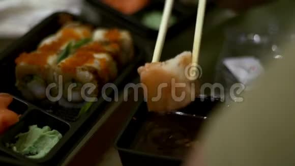 人们吃寿司卷日本筷子视频的预览图
