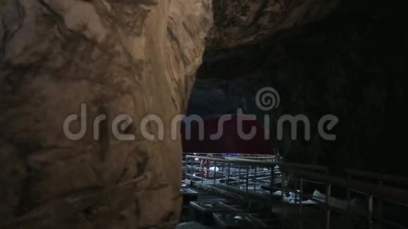 在大理石洞的地下湖上的潘顿路视频的预览图