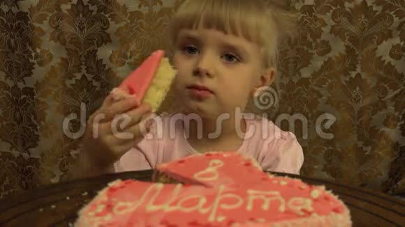 小公主尝一块大蛋糕4K超高清分辨率视频的预览图