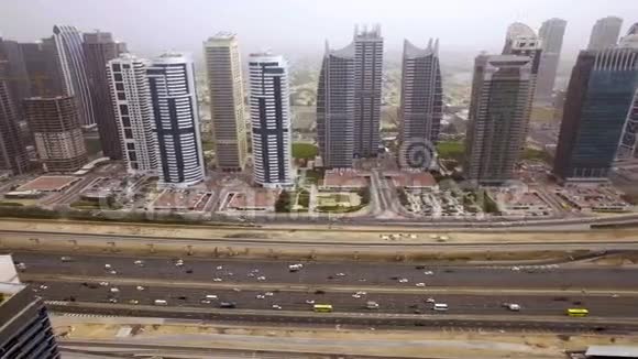 具有道路汽车火车摩天大楼的未来主义城市景观的美丽鸟瞰阿联酋迪拜视频的预览图