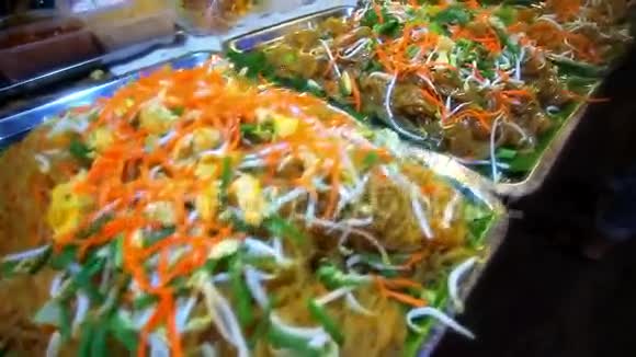 泰国菜不同的帕迪泰热和面条视频的预览图