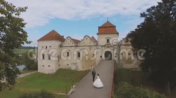鸟瞰婚礼新娘和客房步行视频的预览图