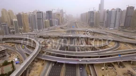具有道路汽车火车摩天大楼的未来主义城市景观的美丽鸟瞰阿联酋迪拜视频的预览图