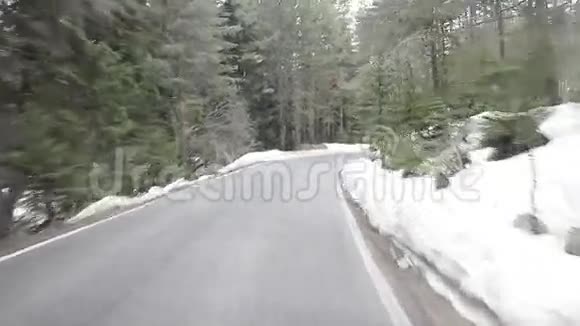在森林的一条弯道上开车视频的预览图