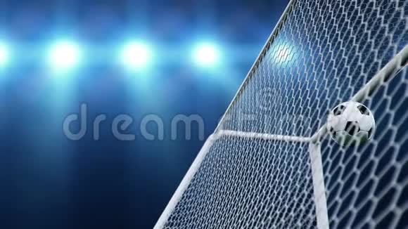 足球以缓慢的动作漂亮地飞进球门足球飞进球门在耀斑上弯曲格子视频的预览图