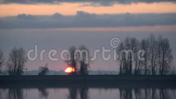 美丽的日出在湖泊或河流上的时间流逝视频的预览图