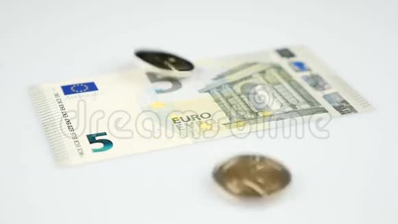 纸币上的欧元硬币不断减少视频的预览图