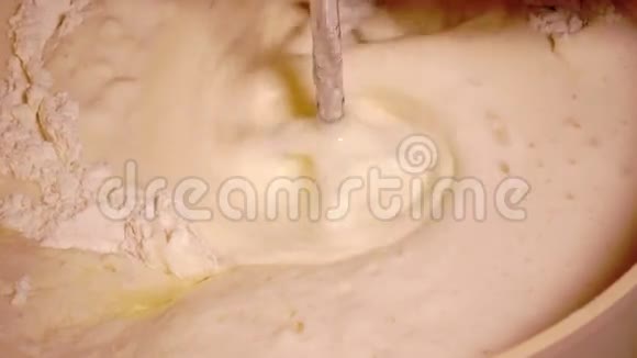 搅拌机摇动液体面团在面团中加入鸡蛋视频的预览图