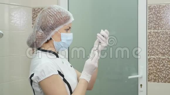 医生或护士装入注射器视频的预览图