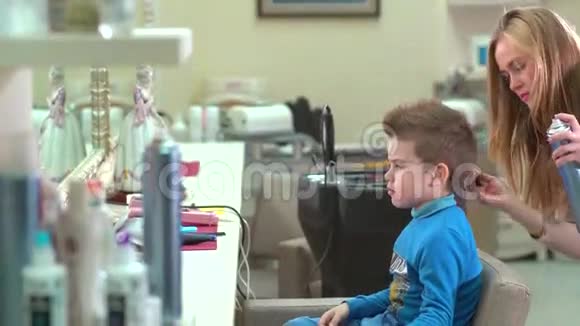 理发师在沙龙里把发型女孩子做成室内发型视频的预览图