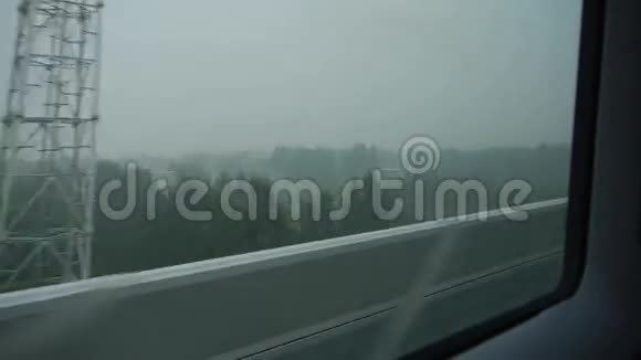 超速列车出行窗外风光村庄平原树木农田视频的预览图