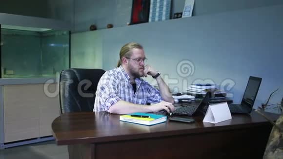在办公室里用手提电脑工作的人stedam视频的预览图
