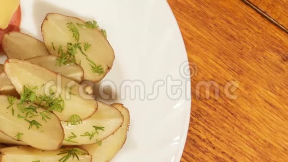非常美味的土豆晚餐在烤箱里烤视频的预览图
